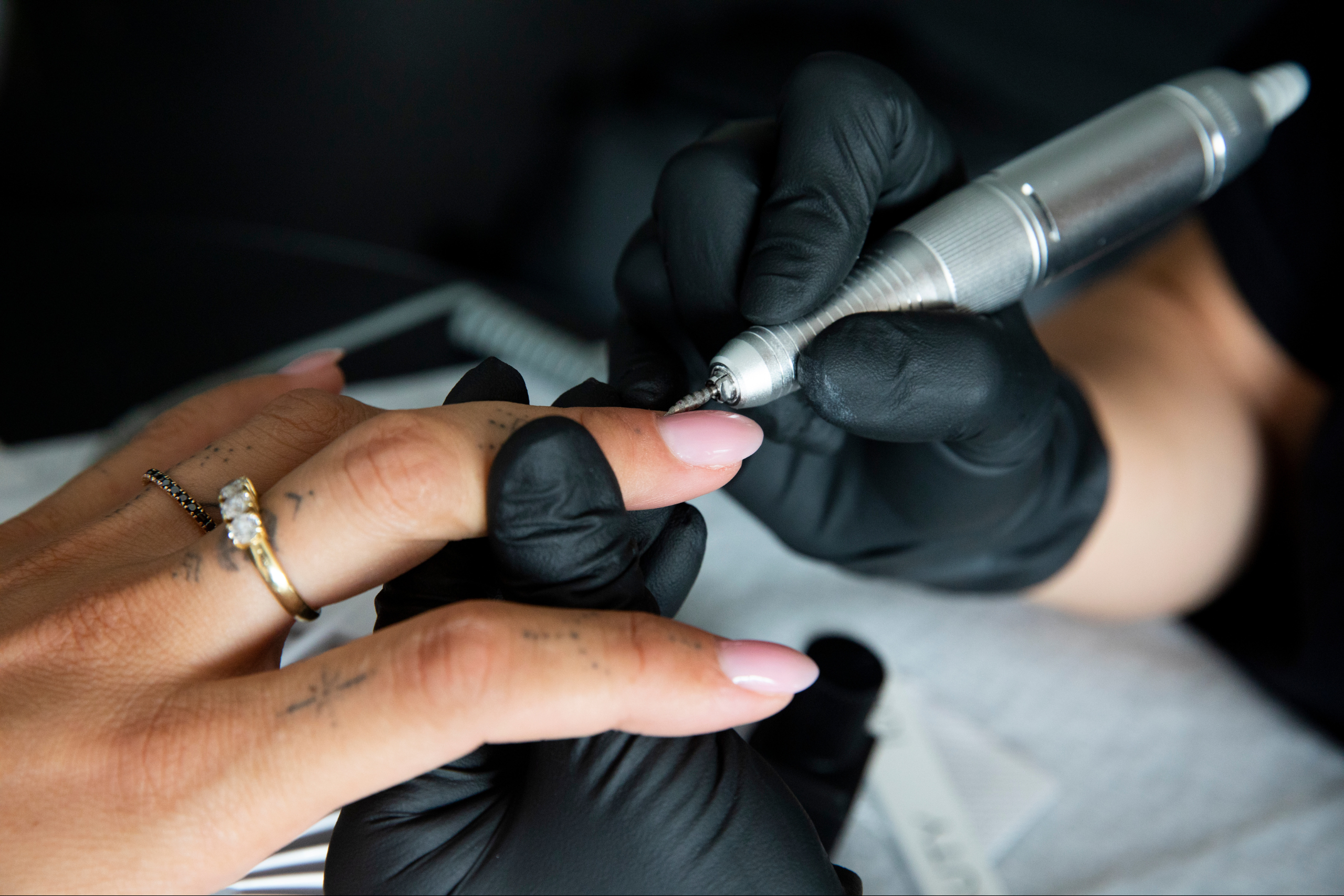 Smalto semipermanente vs smalto tradizionale: quali sono i veri vantaggi?